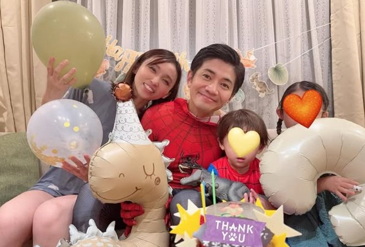 お子さんの誕生日会での家族写真。ご主人で俳優の和田正人さんとは毎日ハグなどスキンシップを欠かさないとか