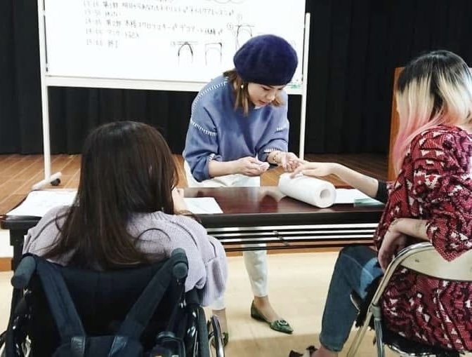 20代のころの臼井さん（写真中央）