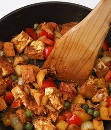 【厚揚げとツナのドライカレー】
フライパンにオリーブオイルを熱し、厚揚げと玉ねぎ、パプリカを入れて炒める。ツナとグリーンピース、酒を加えてサッと炒め、塩、カレー粉、ケチャップの順で加えてそのつどよく炒める。
ご飯に混ぜ合わせ、弁当箱に詰める。