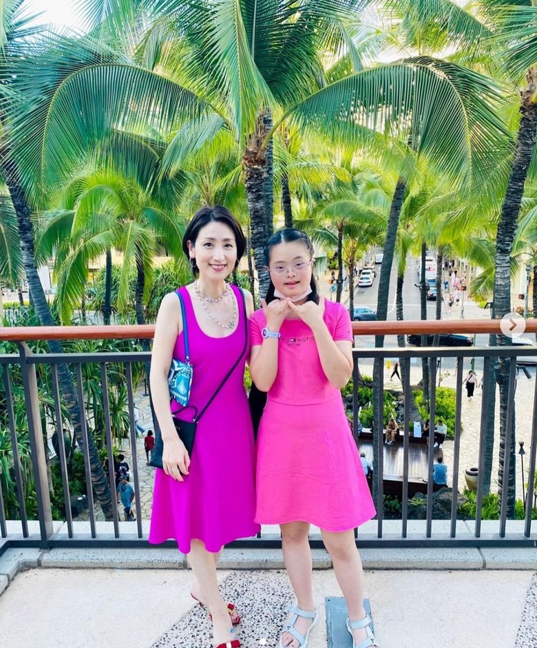 紫色とピンク、色鮮やかなワンピースが映える