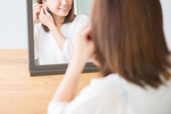 アメリカンピアスをつける女性の画像