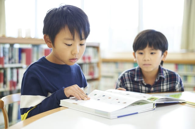 図鑑を読んでいる男の子