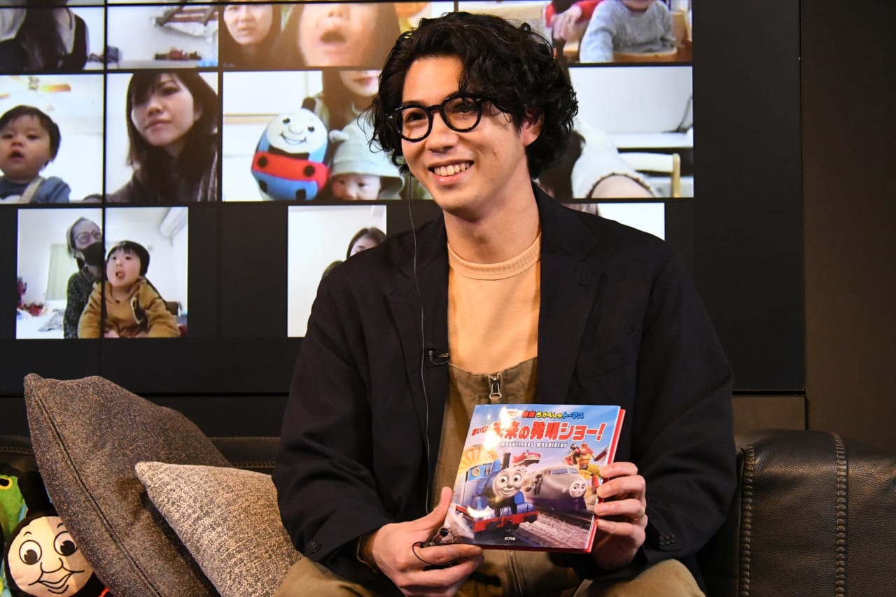劇場版最新作『映画 きかんしゃトーマス おいでよ!未来の発明ショー!』出演の賀来賢人