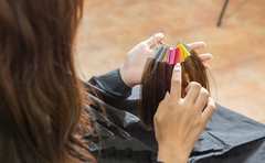 切る幅と角度だけ気をつけて！人気美容師の“セルフ”カット術「ヘアカラーも教えてくれる！」