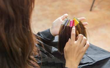 切る幅と角度だけ気をつけて！人気美容師の“セルフ”カット術「ヘアカラーも教えてくれる！」