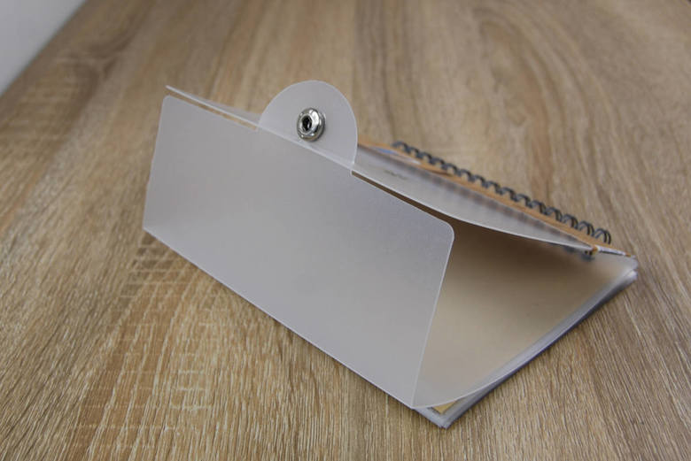 ダイソーのおすすめ商品「めくれるフォトスタンドアルバム」の実物画像