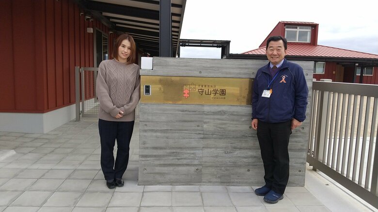 守山学園の谷村 太園長（写真右）と仁科早央里さん。2022年11月に完成した新園舎で