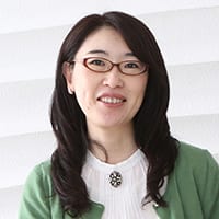 一般社団法人ひきこもりUX会議共同代表理事。高校2年で不登校、20代半ばでひきこもりを経験する。信頼できる精神科医や同じような経験をした仲間達と出会い、少しずつ自分を取り戻す。2012年から「自分たちのことは自分たちで伝えよう」と“当事者発信”を開始し、イベント開催や講演、研修会の講師などの当事者活動をしている。