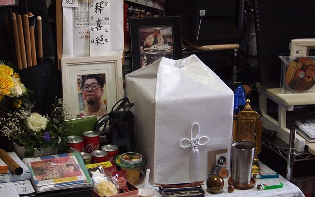 亡くなられたご長男の遺影とお骨