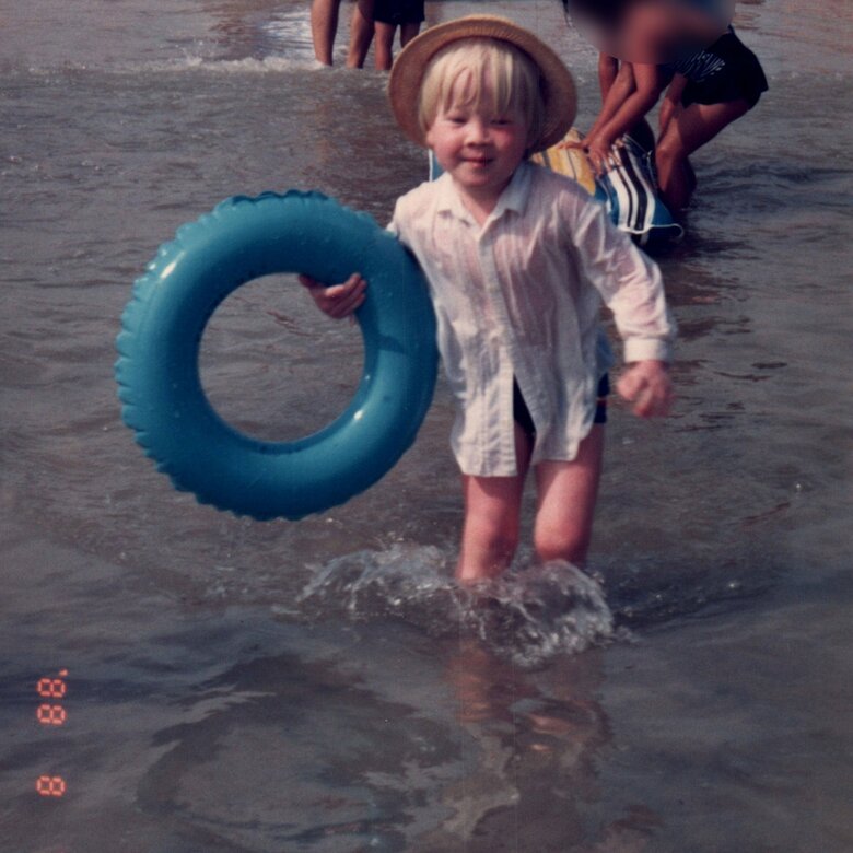 5歳、幼稚園年長のとき。長袖で日焼けを予防しながら海に