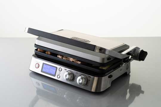 ▲上下のプレートを230℃にして、ステーキ肉を挟んで焼く