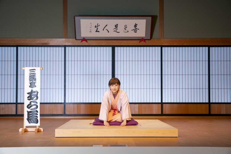 落語を披露する三遊亭あら馬さん