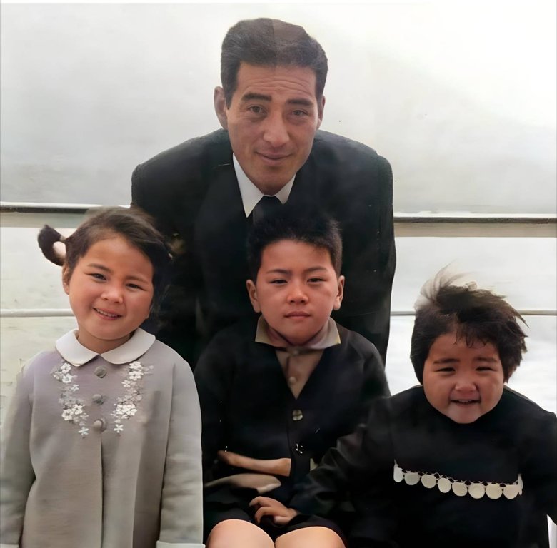 幼稚園時代の愛華さんと父、きょうだい