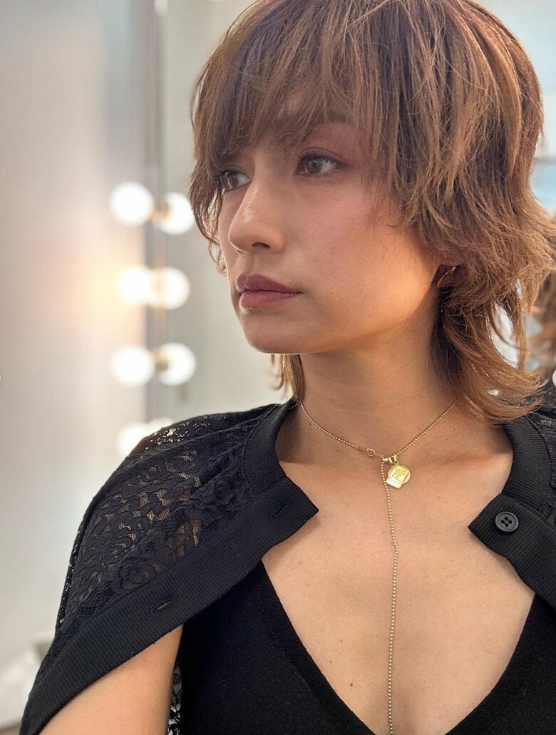 シックなコーディネートも着こなす佐田さん