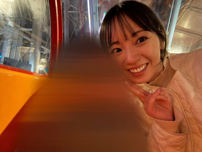 お子さんと観覧車に乗る今泉佑唯さん