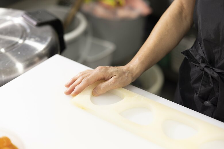 3／おにぎりの型を用意する。ご飯はお茶碗約1杯分。型がない場合は広口のお茶碗にご飯を広げ、まな板の上で作っても