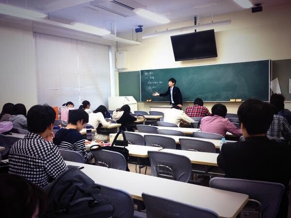 塾の講師として子どもたちに授業を教えていた頃。登壇しているのが前田さん（中央）