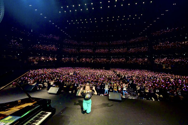 47都道府県ピアノツアー、行く先々で大勢のファンと撮影