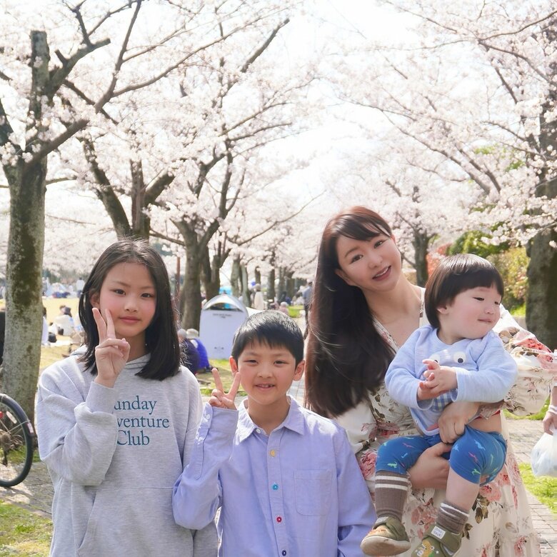 2026年3月、家族でお花見にて（左から10歳長女、9歳長男、1歳次男）