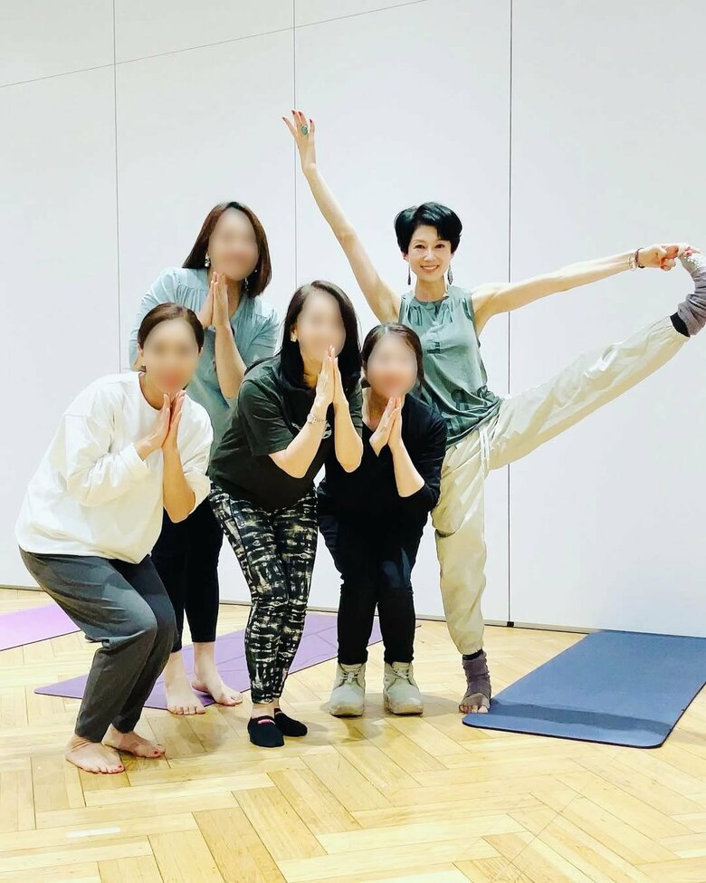 ヨガのインストラクター資格も取得。全国で出張教室を行っている（一番右が大東さん）