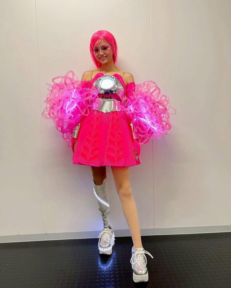 2021年のパラリンピックで、ショッキングピンクの衣装に身を包む海音さん