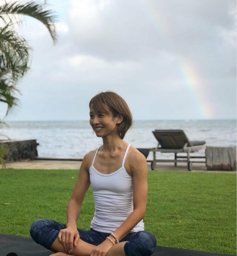 ハワイでヨガをするMiekoさん