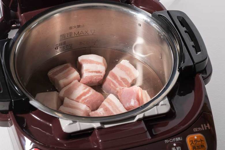 ▲下茹ででしっかり加圧することで、味が染み込みやすくなる