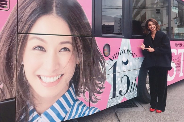 雑誌『STORY』創刊15周年を記念したラッピングバスでも、とびきりのスマイルを披露！
