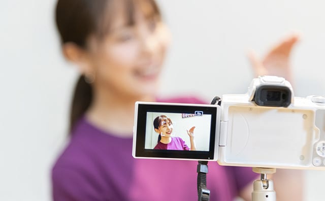 動画を自撮りする女性