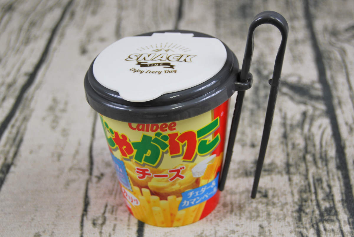 手を汚さずにお菓子が食べられる「じゃがキャップ＆トング」｜CHANTO WEB