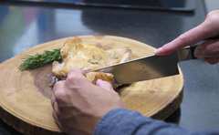 「皮がパリッ!!」鶏もも肉の究極の焼き方は「油が重要だったんだ」