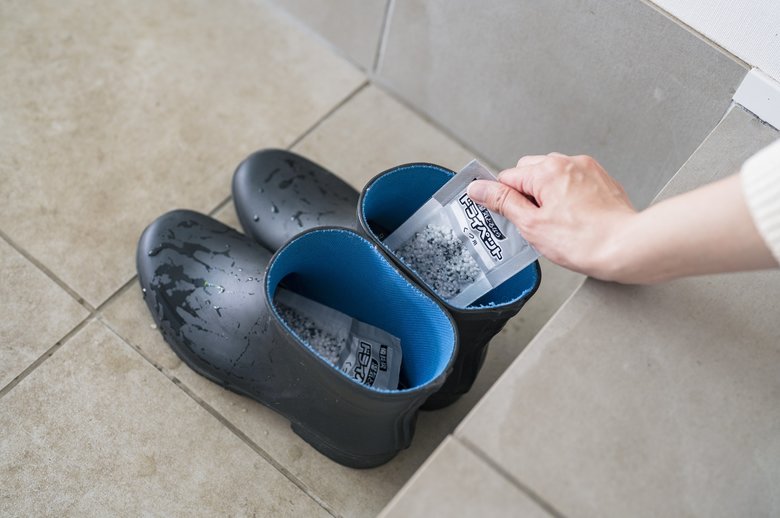 濡れた長靴に靴用除菌剤を入れている様子