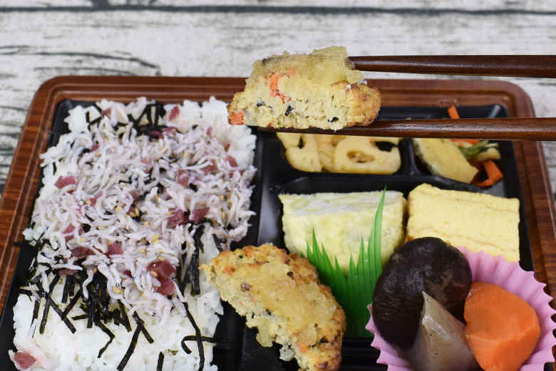 ローソンの人気弁当「しらす梅ご飯幕の内弁当」の実物画像03