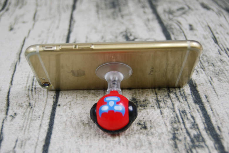 ダイソーのおすすめ商品「イヤホンスプリッターand携帯スタンド」の使用画像