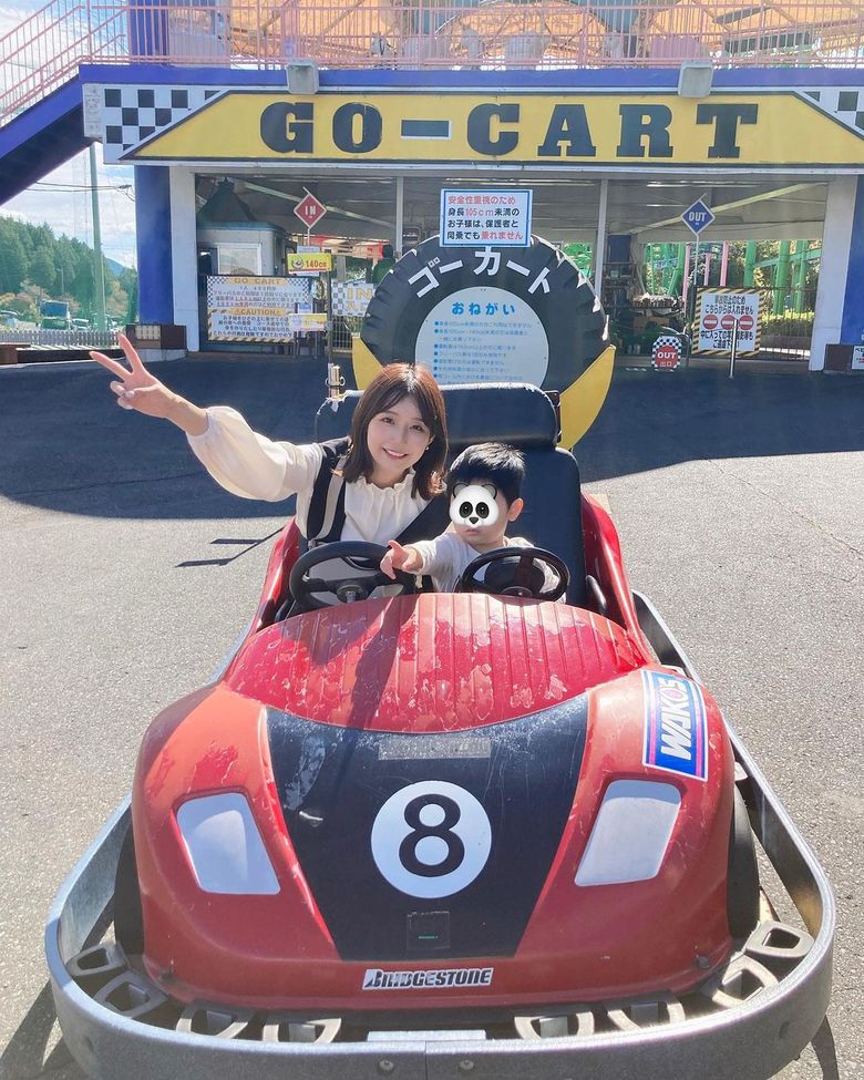 岡山の遊園地でゴーカートに息子さんは大喜び(Instagramより)