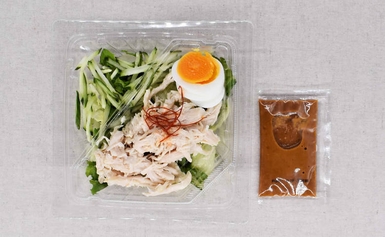 セブンイレブンのおすすめサラダ「蒸し鶏とたまごのバンバンジーサラダ」の商品画像2