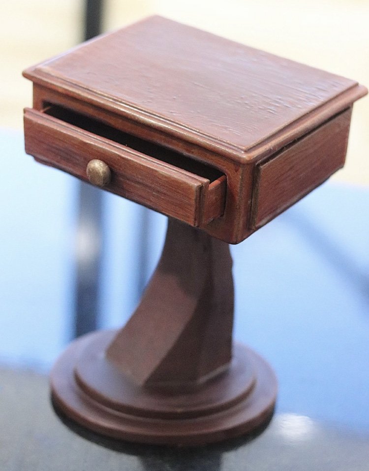 色素を吹きかけたり、磨いたりして木の質感を表現