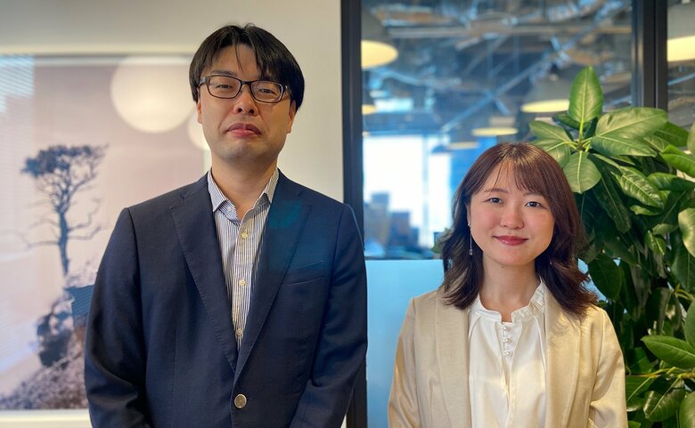 グループ人事統括本部の平山俊大さん（左）と杉山理恵さん（右）