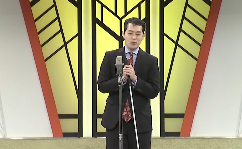 劇場に立つ濱田さん（『よしもと漫才劇場チャンネル』濱田祐太郎 【よしもと漫才劇場 10周年記念SPネタ】より）