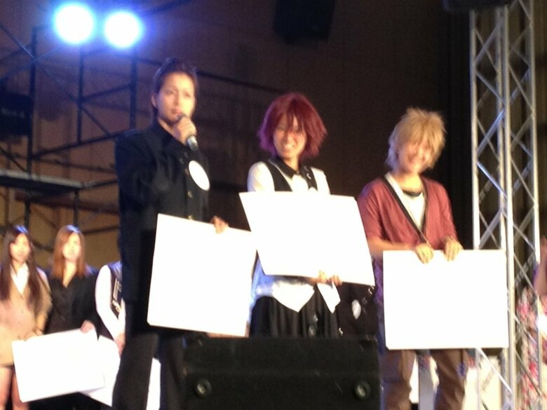 大学の学園祭で男装コンテストに出場した水野さん（写真左の学ラン姿）