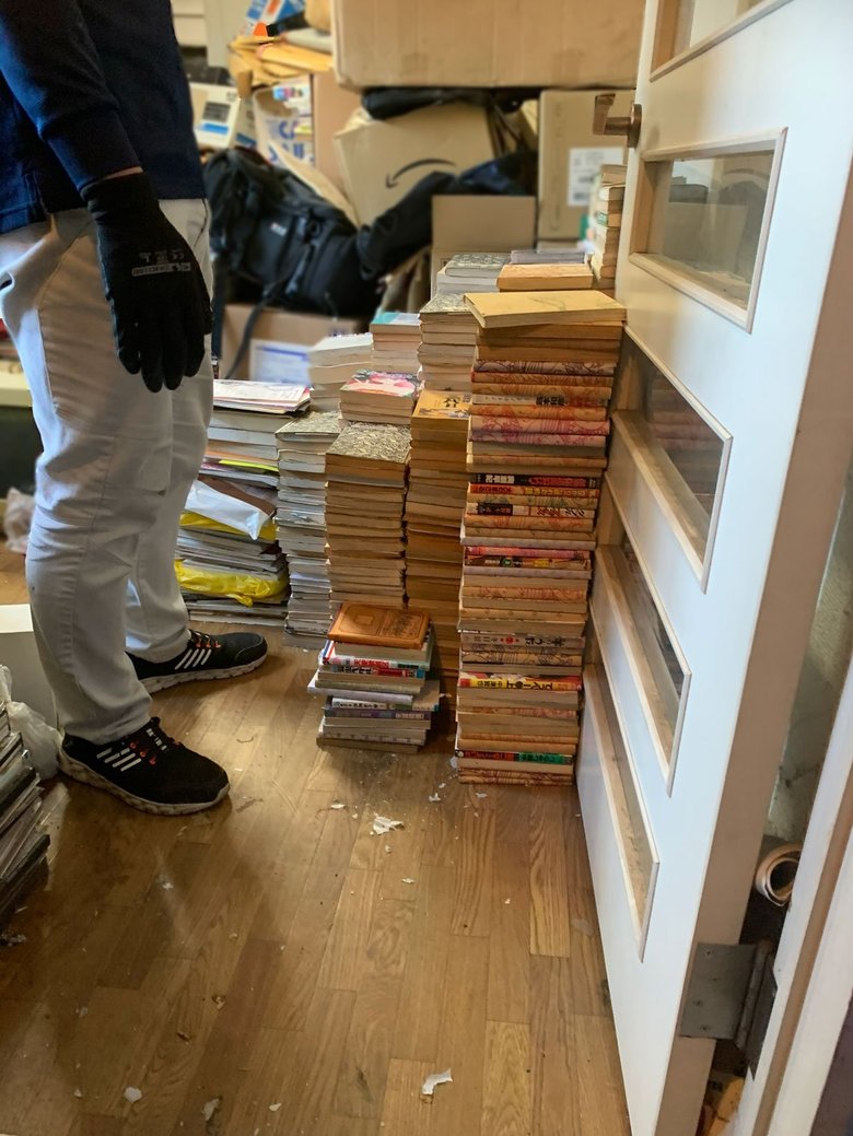 玄関からゴミが積み上がっていて部屋に入るのもひと苦労