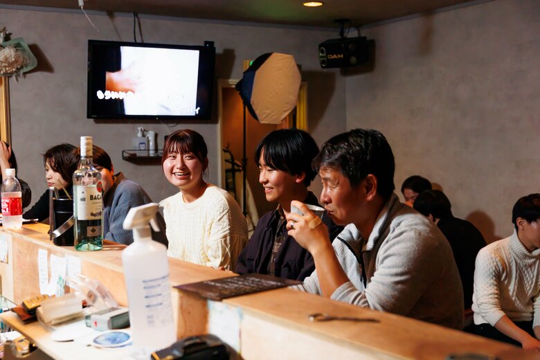 若い世代限定のオープンデーも開催し、スナックの魅力を伝える