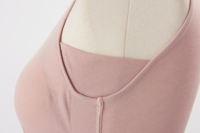 気になる脇汗を吸い取ってくれるパッドもついている