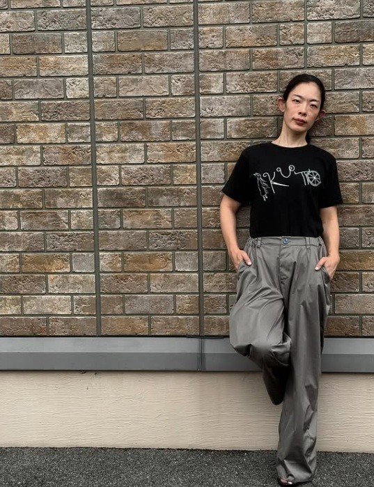 佐藤さんが経営する合同会社 IKUTOで開発したオリジナルTシャツを身に着けて