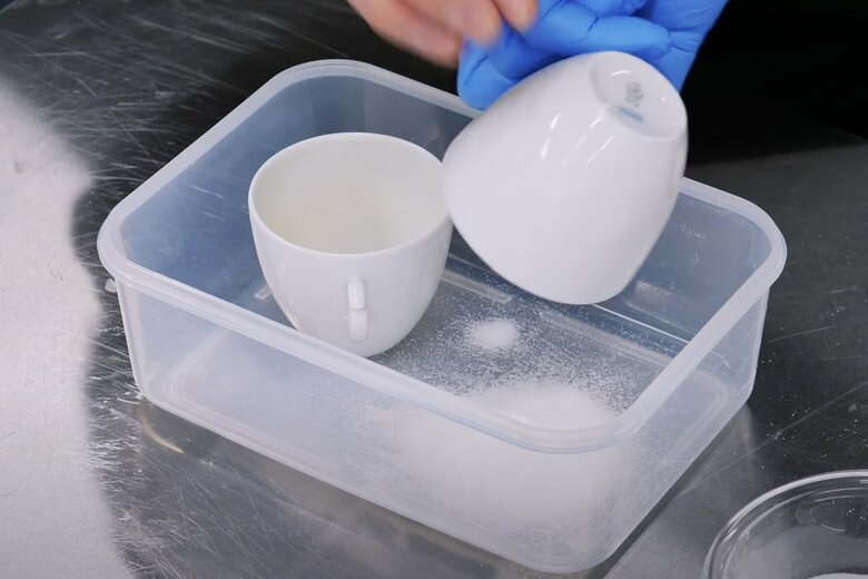 【作り方4】余った砂糖はタッパーに落としたら、型の準備が完成！