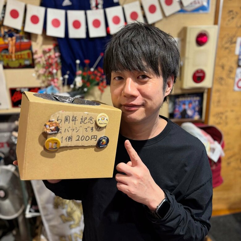 「カリガリ　マキオカレー」の5周年記念バッチも販売した