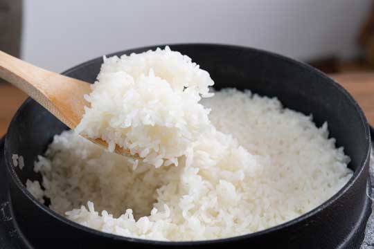 ▲柔らかめのごはんにするには、水の分量を増やすといい。すし飯などは沸騰するまで強火で仕上げる。