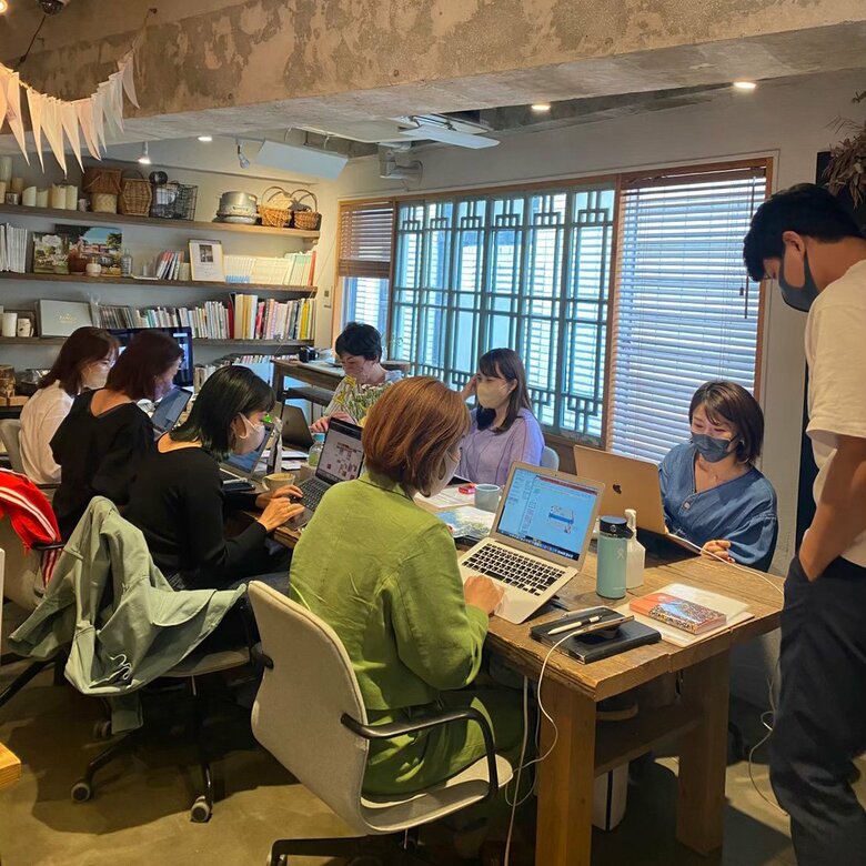 村上さん（写真右から2番目）と会社のスタッフ