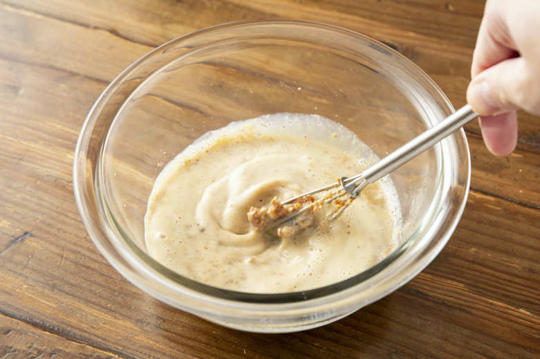 ボウルにＡを入れ、混ぜ合わせたＢを少しずつ入れて混ぜ合わせる。