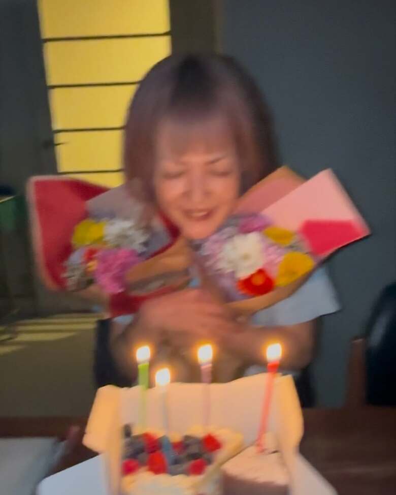 53歳の誕生日に家族にお祝いをされて